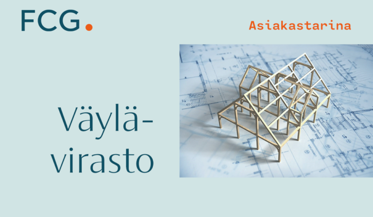 Digitaalinen kuvio, jossa teksti 'FCG' ja 'Asiakastarina'. Piirustuspaperien päällä on arkkitehtoninen pieni malli, jota seuraa teksti 'Väylävirasto'.