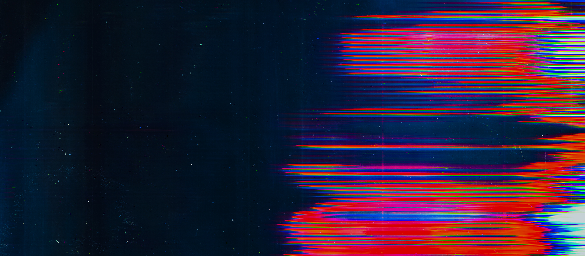 Digitaalinen taideteos, jossa on eloisia vaakasuoria viivoja punaisina, sinisinä ja oransseina tummaa taustaa vasten. Viivat luovat glitch-maisen vaikutelman, haalistuvat ja sulautuvat tummaan vasempaan puoleen antaen liikkeen ja vääristymän tunteen.
