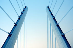 Ylöspäin otettu kuva sillan rakenteista