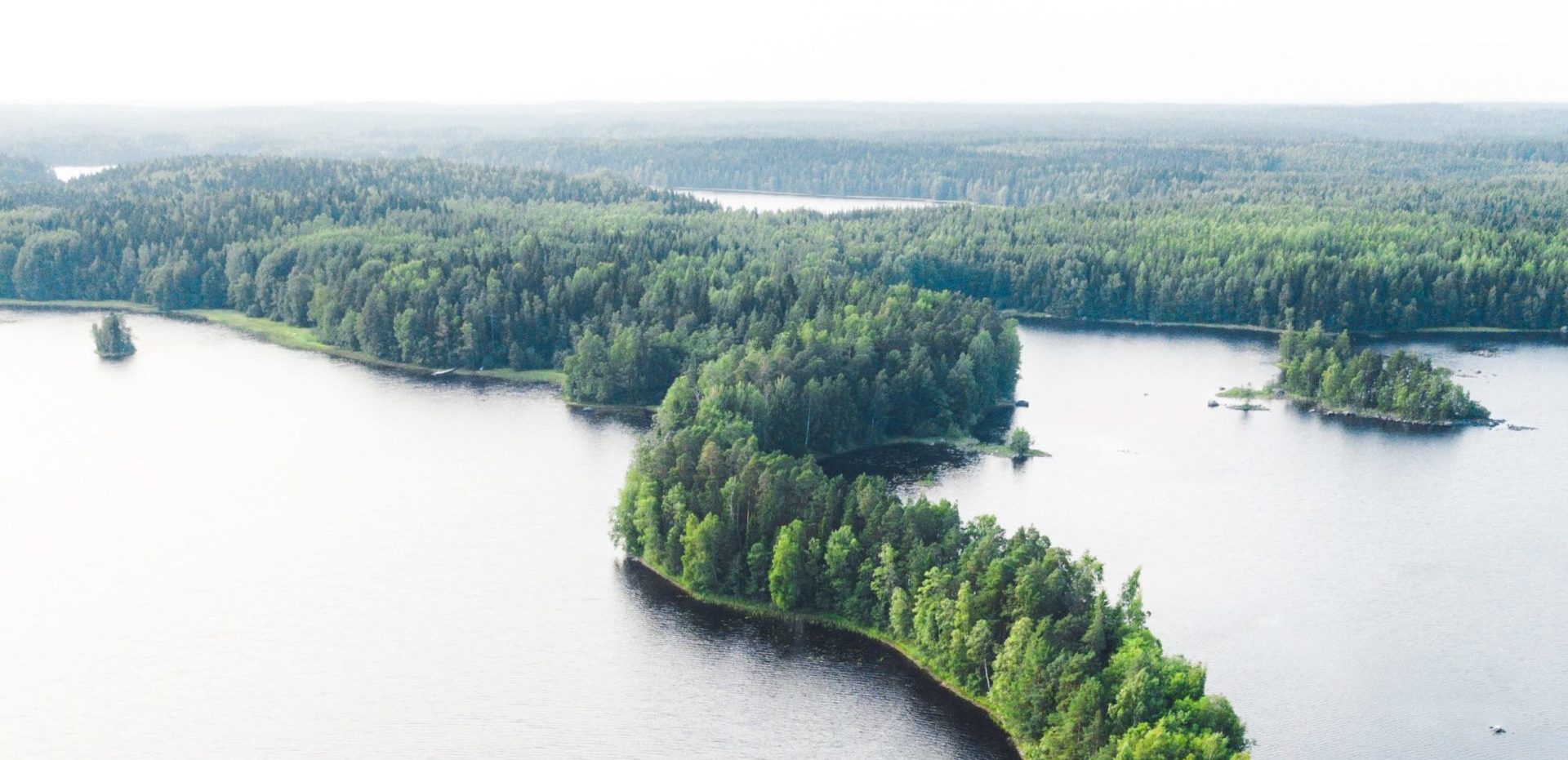 Ohut maakaistale kahden järven välissä