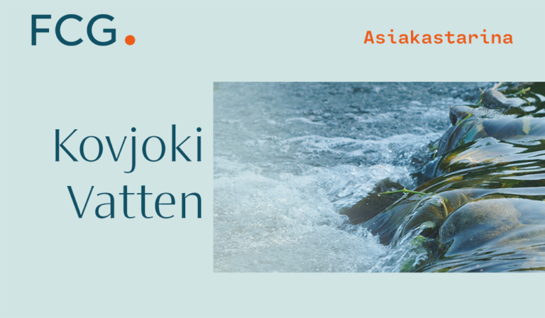 Epäselvä kuva virtaavasta vedestä tekstillä vaaleansinisellä taustalla. Tekstissä lukee isoilla kirjaimilla 'FCG', 'Kovjoki Vatten' ja oikeassa yläkulmassa pienemmillä punaisilla kirjaimilla 'Asiakastarina'.
