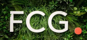 FCG:n logo kasviseinää vasten