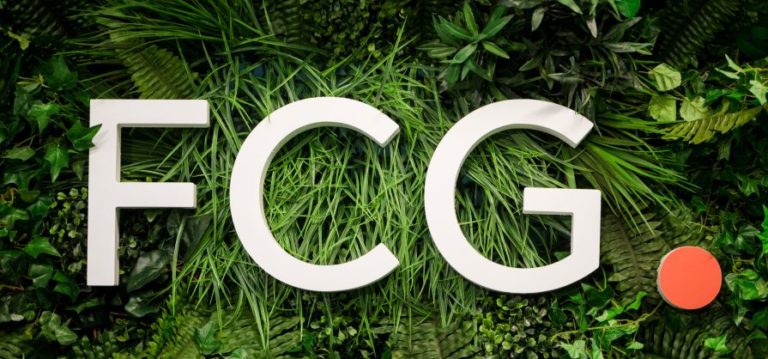 FCG:n logo kasviseinää vasten