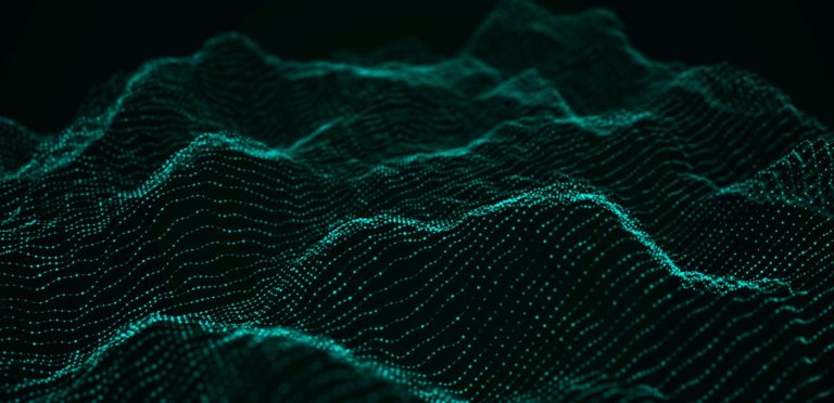 Digitaalinen maisema vihreistä neonaaloista, jotka koostuvat pisteistä ja viivoista tummalla taustalla ja muistuttavat futuristista, rautalankapohjaista maastoa tai ääniaaltovisualisaatiota.