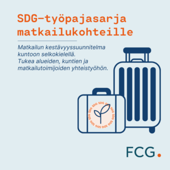 Kuvassa on matkalaukku ja pienempi laukku, jota koristaa oranssi SDG-aiheinen logo, jonka yhteydessä on suomenkielinen teksti SDG-työpajasarjan matkailukohteille. Kirjaimet "FCG" sijaitsevat oikeassa alakulmassa.